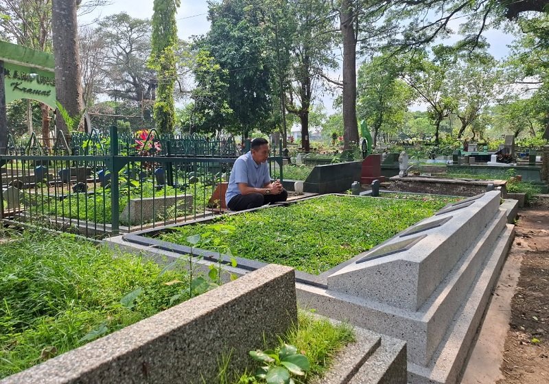Selepas Salat Jumat, Wahyu Hidayat Rutin Sempatkan Ziarah ke Makam Orang Tua
