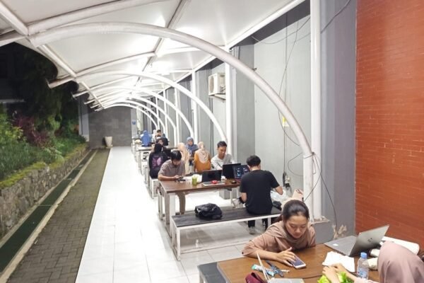 Selasar FEB UM, Ruang Terbuka Favorit Mahasiswa Belajar Hingga Malam