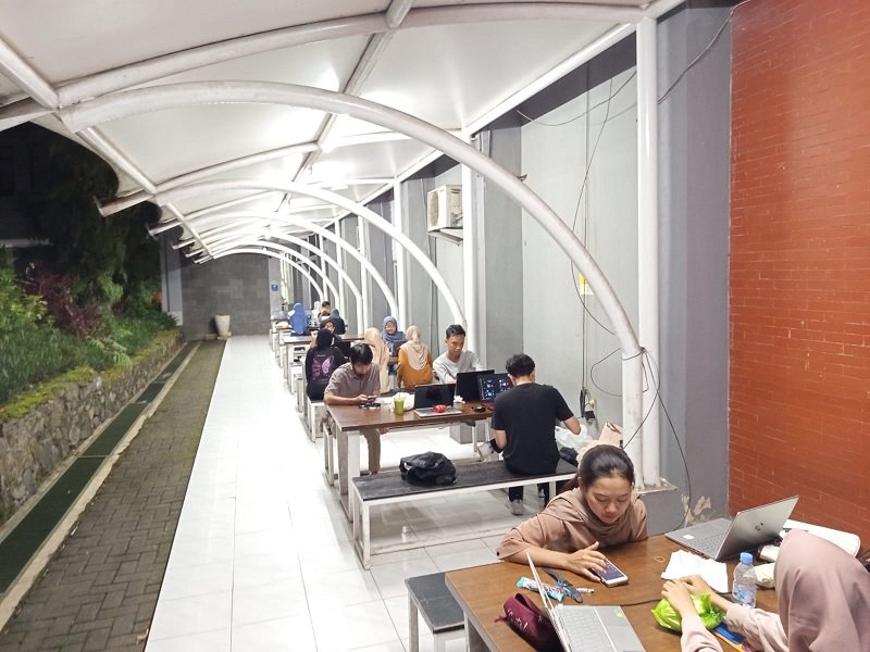 Selasar FEB UM, Ruang Terbuka Favorit Mahasiswa Belajar Hingga Malam