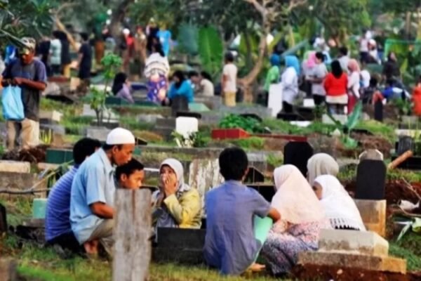 Hukum Tradisi Ziarah Kubur saat Lebaran