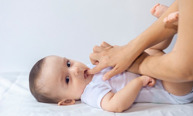 9 Tanda Bayi Tumbuh Gigi dan Cara Mengurangi Rasa Sakit