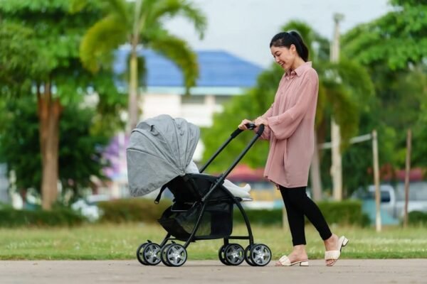8 Kesalahan Penggunaan Stroller yang Bisa Bahayakan Bayi, Bunda Wajib Tahu!