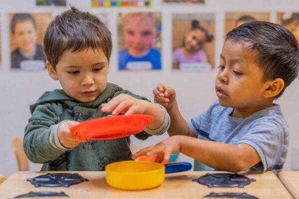 Haruskah Anak Dipaksa Berbagi? Begini Penjelasannya