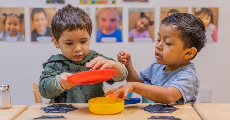 027-Konsep berbagi pada anak Haruskah Anak Dipaksa Berbagi? Begini Penjelasannya
