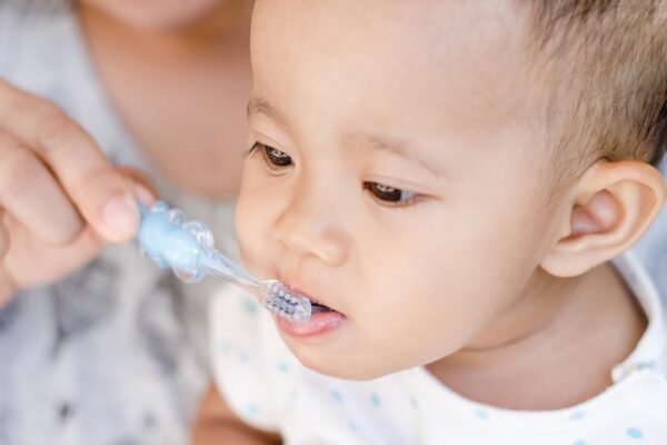 8 Tips Cegah Karies Gigi pada Bayi yang Minum ASI Pakai Botol, Salah Satunya Rutin Bersihkan Mulut