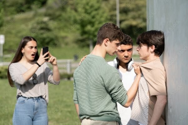 9 Ciri Remaja Kurang Kasih Sayang Orang Tua saat Kecil, Salah Satunya Berperilaku Agresif