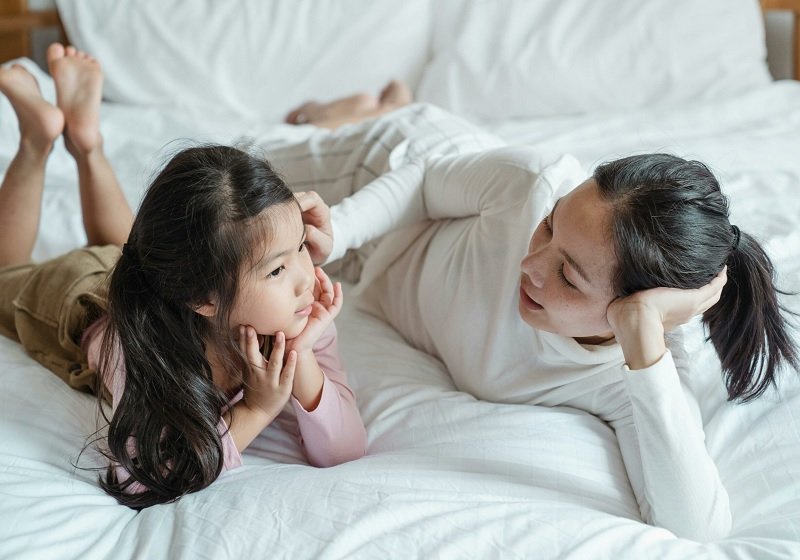 8 Tips Menjelaskan Menstruasi kepada Anak, Salah Satunya Sesuaikan dengan Usia Buah Hati