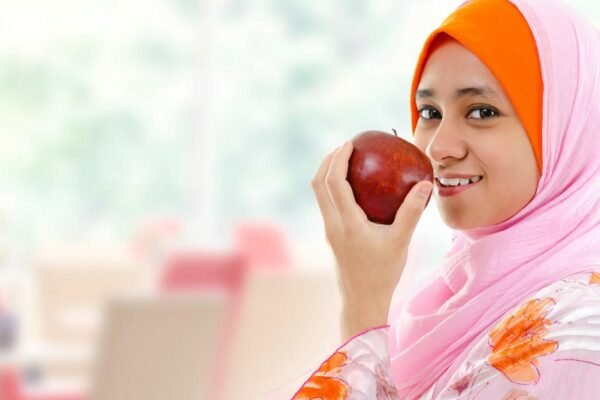 Panduan Puasa untuk Ibu Hamil Trimester 1 hingga 3, Konsumsi Makanan Bergizi Saat Sahur