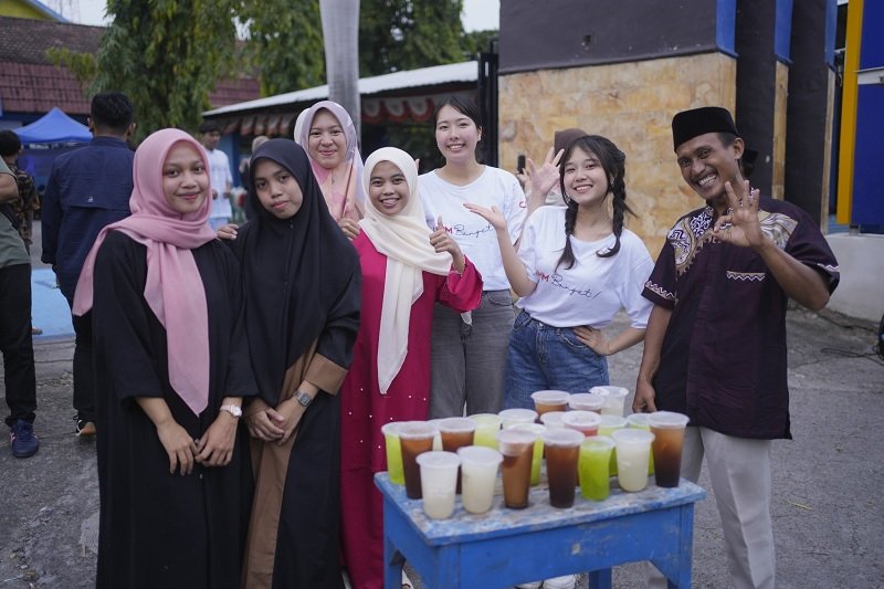 070-Mahasiswa asing UMM ngabuburid di Gresik NgabubuRead Mobil KaCa UMM Bareng Mahasiswa Asing di Gresik