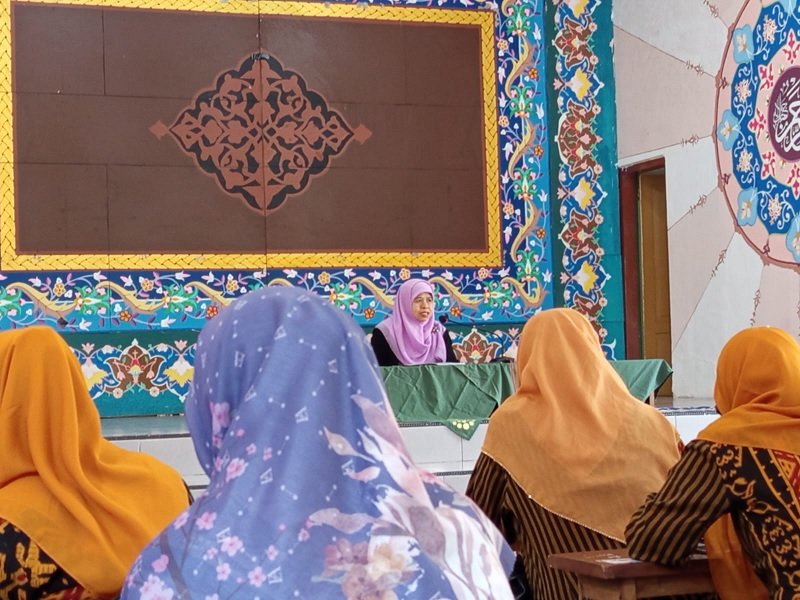 Terus Belajar, Guru SMK Terpadu Al-Islahiyah Rajin Mengaji Kitab Saat Ramadan