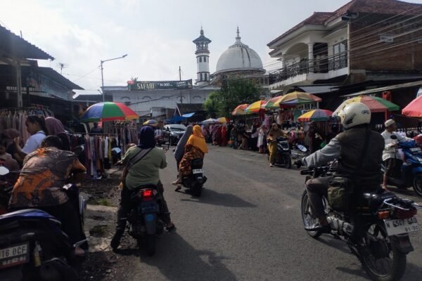 Pasar Jumat Sukolilo Semakin Ramai di Bulan Ramadan, Pedagang Pakaian dan Aksesoris Mendominasi