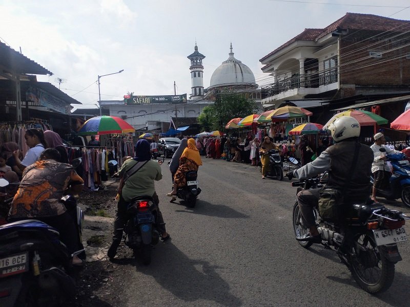 Pasar Jumat Sukolilo Semakin Ramai di Bulan Ramadan, Pedagang Pakaian dan Aksesoris Mendominasi