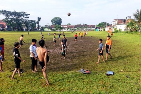 Meriahkan Pagi di Bulan Puasa, Warga Jabung Manfaatkan Lapangan Kemantren untuk Berolahraga