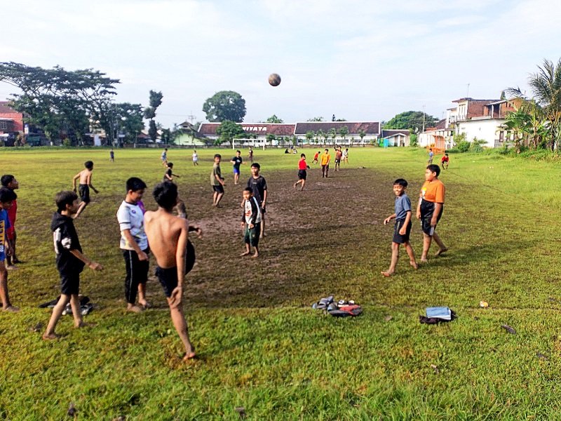 Meriahkan Pagi di Bulan Puasa, Warga Jabung Manfaatkan Lapangan Kemantren untuk Berolahraga