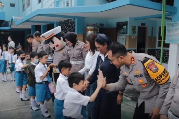“Polisi Sayang Anak”, Kapolres Batu Kunjungi SD Panderman Malang