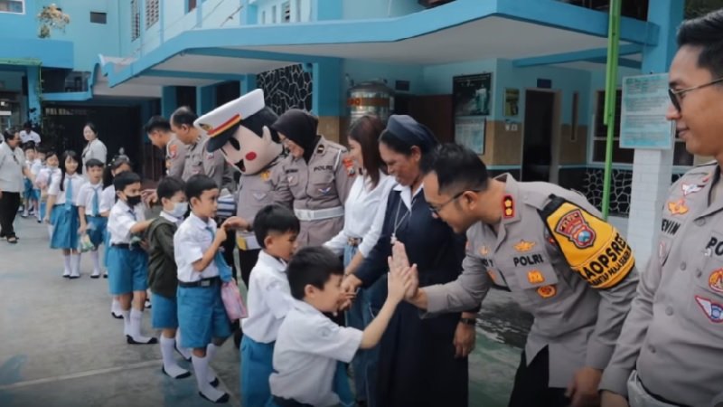 “Polisi Sayang Anak”, Kapolres Batu Kunjungi SD Panderman Malang