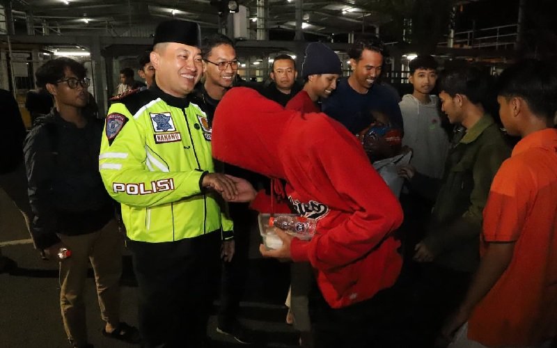 Sahur On The Road, Polresta Malang Kota Bersama Mahasiswa Jaga Kamtibmas dan Berbagi