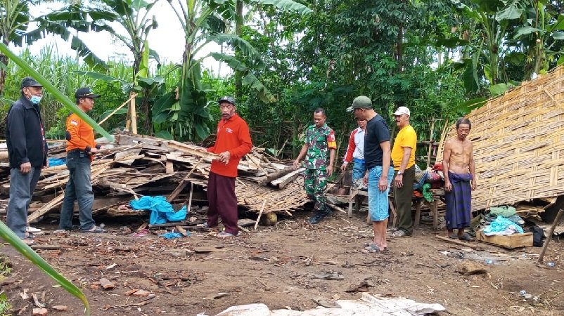 Rumah Warga di Jabung Ambruk Diterjang Angin Kencang, Muspika Turun Tangan
