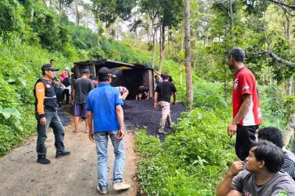 Truk Pengangkut Aspal Terguling di Jurang Leter S Desa Taji Jabung, Pengemudi Selamat