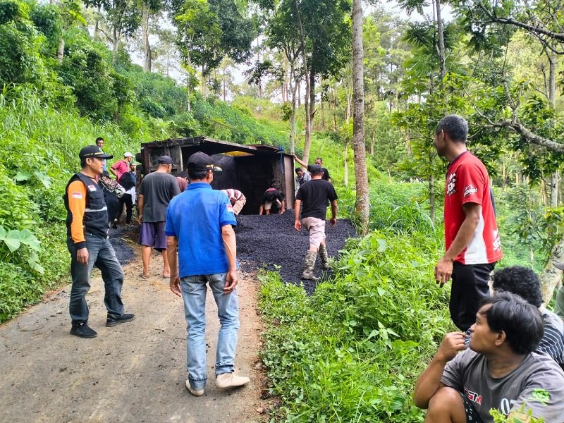 Truk Pengangkut Aspal Terguling di Jurang Leter S Desa Taji Jabung, Pengemudi Selamat