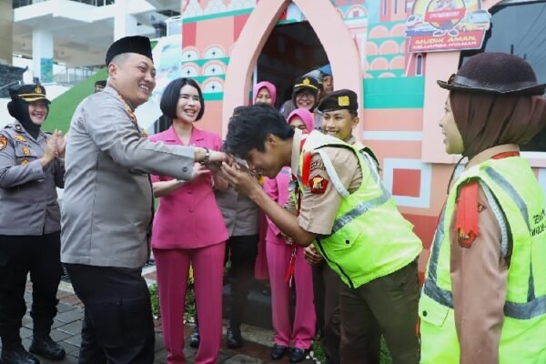 Didampingi Kapolresta, Ketua Bhayangkari Kota Malang Beri Dukungan Moral dan Tali Asih di Pos Pengamanan Ketupat Semeru 2025