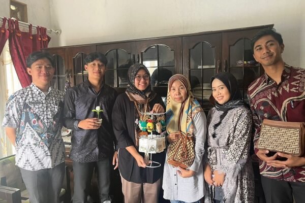 Boneka Rajut ‘Safied’ Hadir untuk Meningkatkan Kecintaan Anak Muda Kota Malang Terhadap Karya Handmade