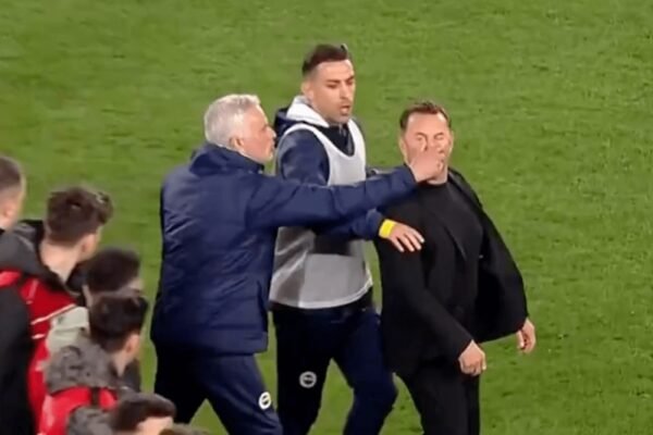 Jose Maurinho Disanksi 3 Pertandingan Karena Remas Hidung Pelatih Lawan