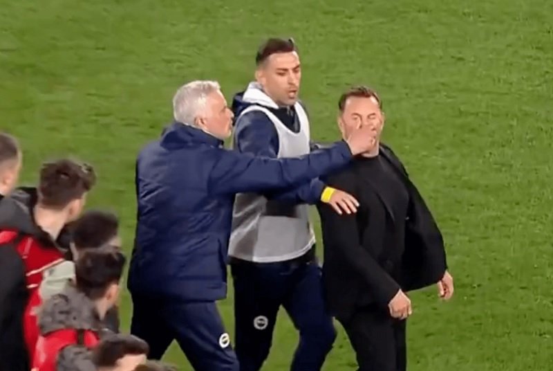 Jose Maurinho Disanksi 3 Pertandingan Karena Remas Hidung Pelatih Lawan