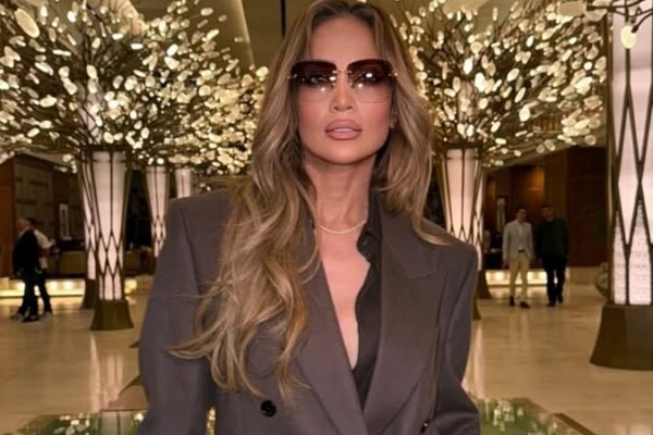 Jennifer Lopez Kembali Jadi Host American Music Awards usai Absen 10 Tahun