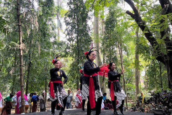 Rayakan Hari Lansia 2025, Jowo Line Dance Gelar "Mbekso Bareng Nang Kebon Rojo" di Hutan Kota Malabar