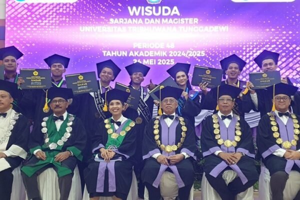 Ferdiyanto Ngongo, Mahasiswa Terbaik Unitri ini Harus Rela Rayakan Wisuda Sendirian