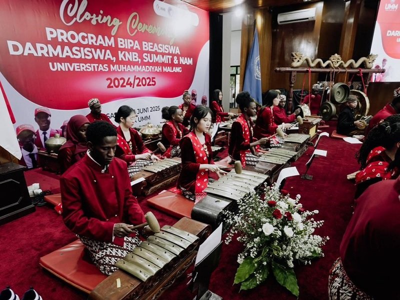 129-Mahasiswa asing memainkan gamelan di UMM UMM Gelar Closing Program BIPA, Mahasiswa Asing Mancanegara Tampilkan Aksi Budaya Nusantara