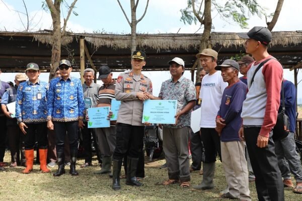Dukung Ketahanan Pangan Nasional, Forkopimda Kota Malang Serahkan Bantuan Alsintan dan Benih Pertanian