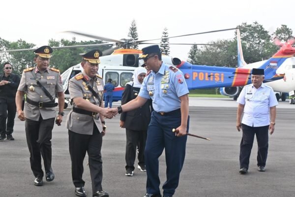 Danlanud Abd Saleh Sambut Kedatangan dan Keberangkatan Kapolri di Lanud Abd Saleh
