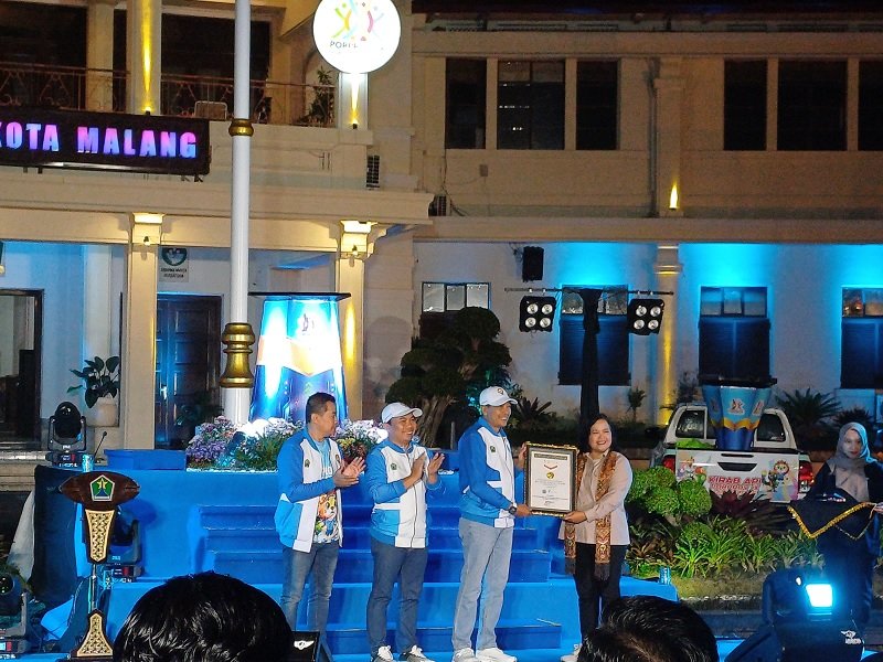 Pemkot Malang dan Perumda Tugu Tirta Raih Rekor MURI, Jadi yang Pertama Sediakan Anjungan Air Minum di Ajang Olahraga Daerah