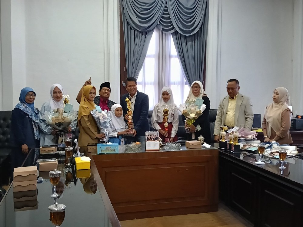 027-Menyerahkan hadiah untuk anak di kantor DPRD Kota Malang Rayakan Hari Anak Nasional, Komalku & DPRD Kota Malang Serahkan Hadiah Lomba Menulis Cerita Anak