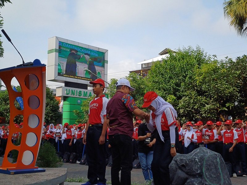 134-Pemasangan topi merah KCS 989 Siswa Baru Ikuti Kegiatan Cinta Sekolah SMK PGRI 3 Malang di UNISMA