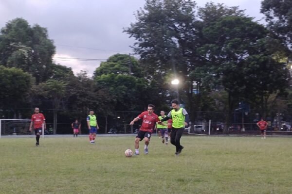 Ramaikan Fun Match Mini Soccer SAM FC VS PC Ansor, Wawali Kota Malang Cetak Dua Gol