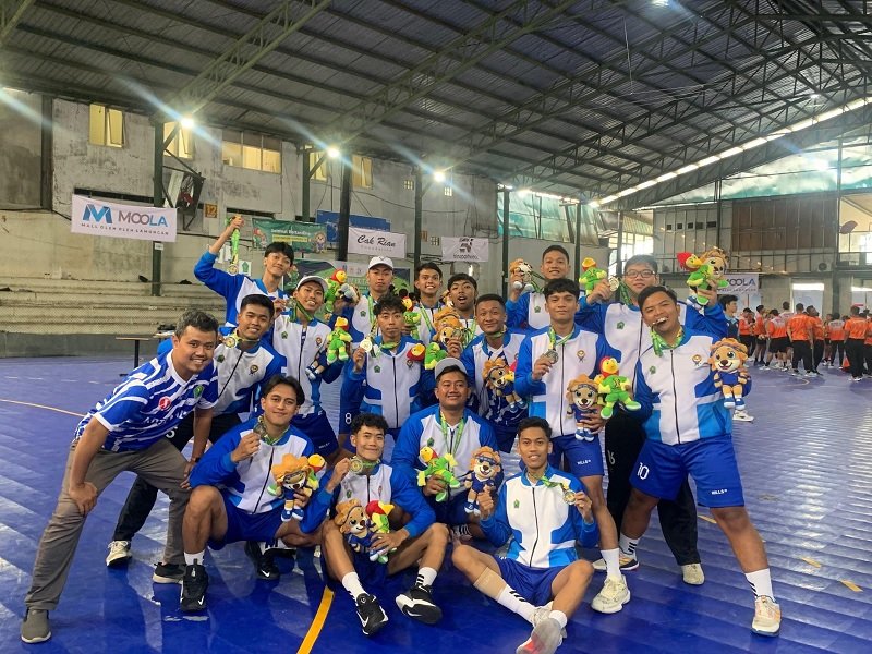 Bersinar di Porprov Jatim 2025, Dua Mahasiswa UMM Raih Medali di Cabor Bola Tangan