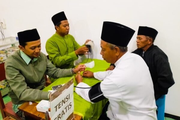 Pesantren Sunan Kalijogo Berikan Layanan Tensi Gratis dan Vitamin untuk Jamaah Ishari