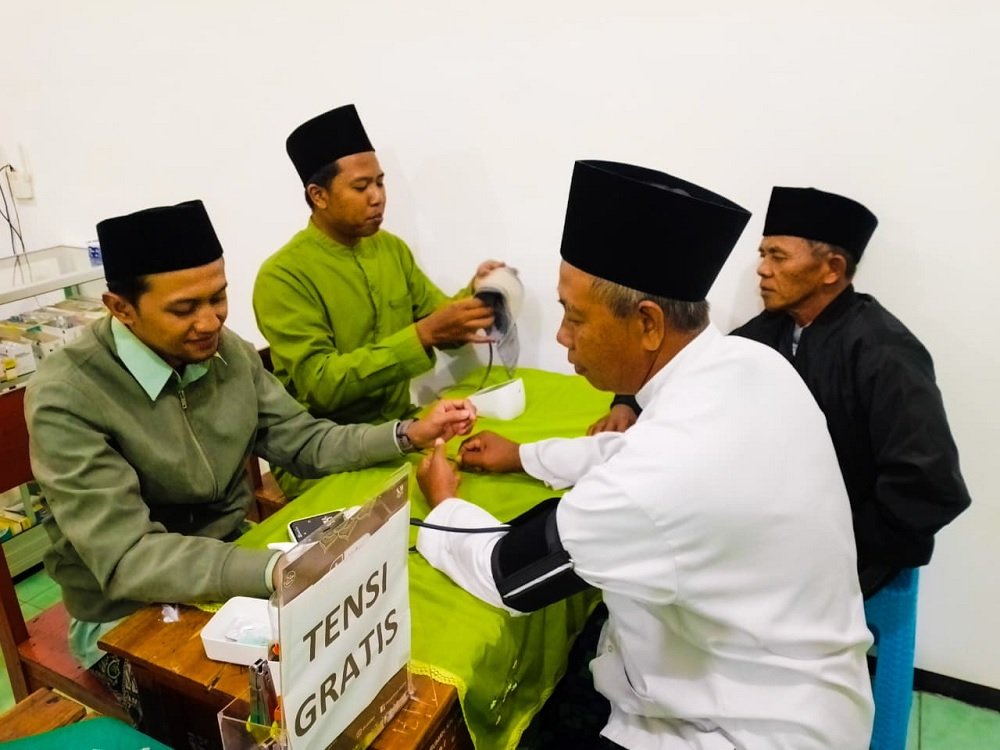 Pesantren Sunan Kalijogo Berikan Layanan Tensi Gratis dan Vitamin untuk Jamaah Ishari