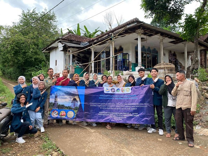 Tim Doktor Mengabdi UB Beri Pelatihan Pengemasan Higienis Kacang Mete di Sanenrejo Jember