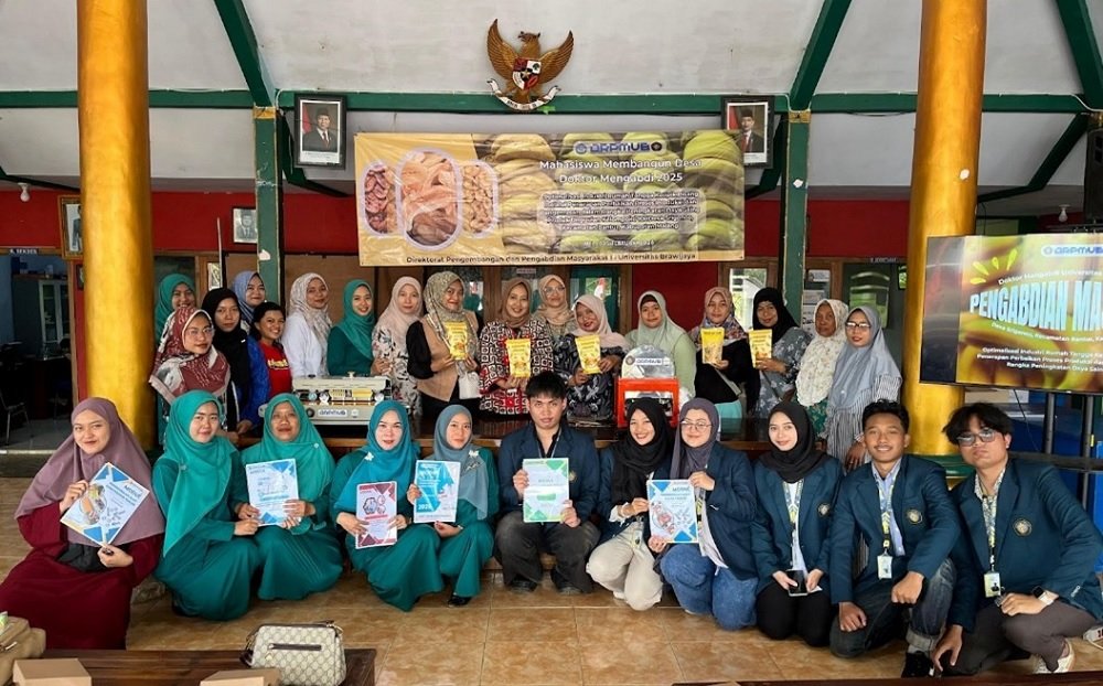 Mahasiswa FTP UB Dampingi PKK Desa Srigonco Tingkatkan Mutu Keripik Pisang