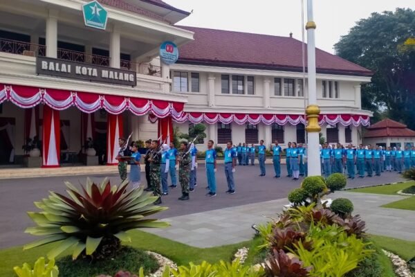 Jelang Upacara Peringatan HUT ke-80 RI, Paskibra Kota Malang Intensifkan Latihan di Halaman Balai Kota