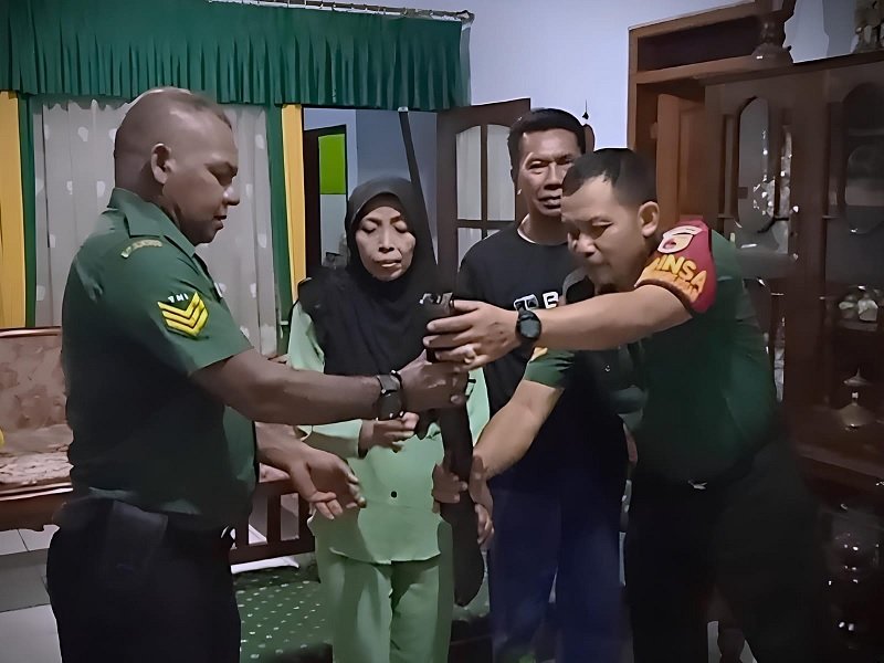 Warga Malang Serahkan Senjata Api Rakitan Peninggalan Orang Tua ke TNI Jelang HUT RI Ke-80