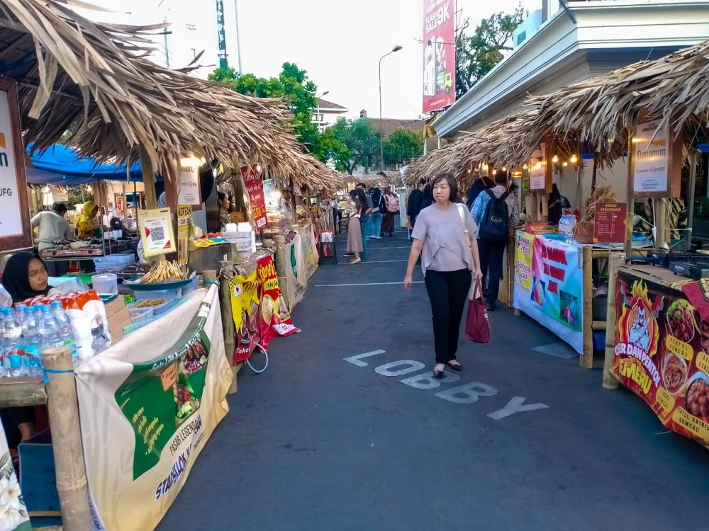 061-Deretan stand kuliner di Pasar Legenda Stadsklok Kajoetangan 2025 Pasar Legenda Stadsklok Kajoetangan 2025, Menghidupkan Sejarah dan Budaya Kota Malang