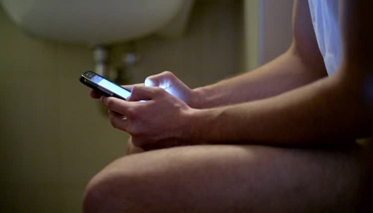 HP-an Saat Buang Hajat? Awas Ambeien