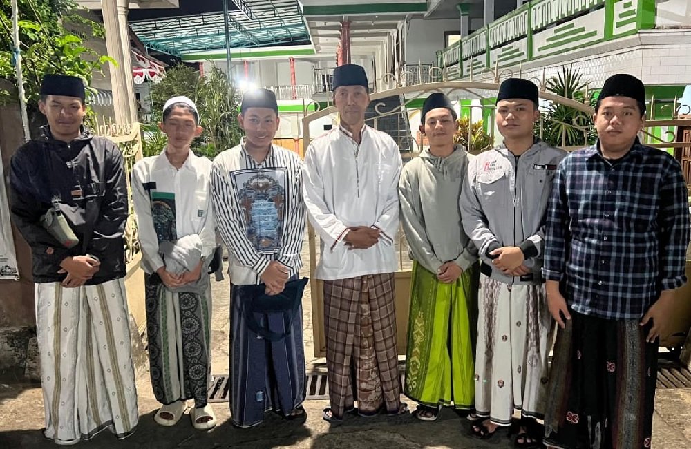 Santri Ploso dari Berbagai Daerah Sowan ke Ustadz Mahrus di Pakisaji