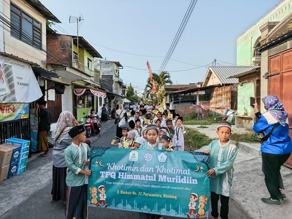 Kirab Santri Himmatul Muriidiin Meriahkan Peringatan Maulid Nabi Muhammad SAW