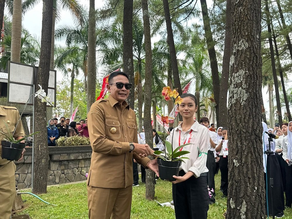 Penanaman Anggrek oleh Mahasiswa, Perkuat Identitas Malang Sebagai Kota Bunga